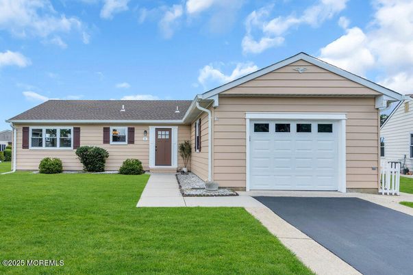 Attached, Exterior, Facade, Ranch