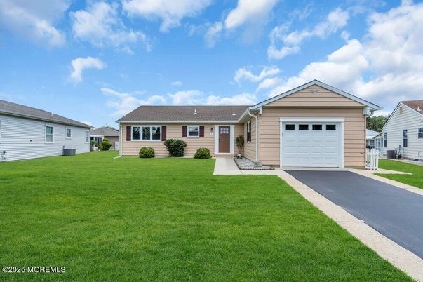 Attached, Exterior, Facade, Ranch