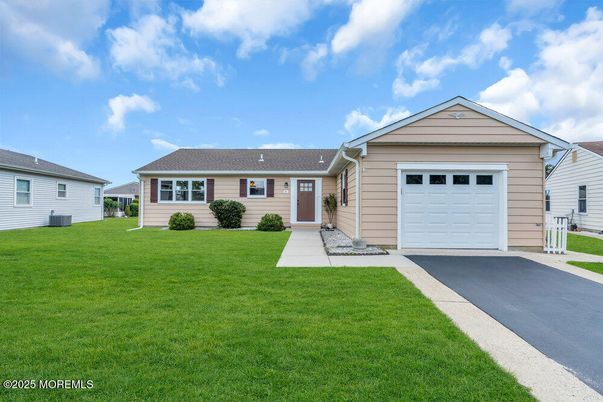 Attached, Exterior, Facade, Ranch