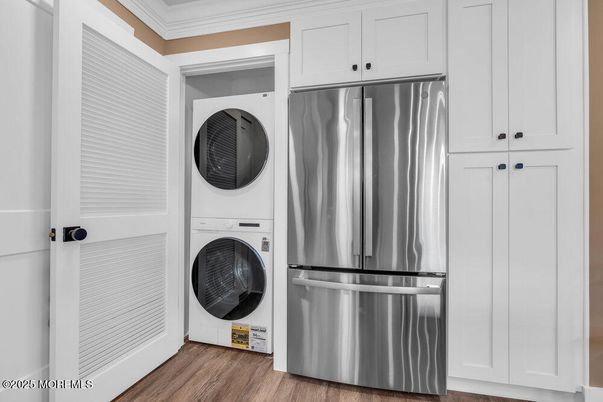 Interior, Stainless Steel Appliances, Utility Closets, Washer, Wood Texture Flooring