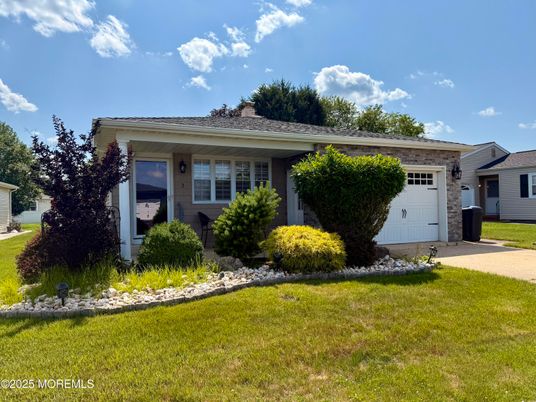 Attached, Exterior, Facade, Ranch