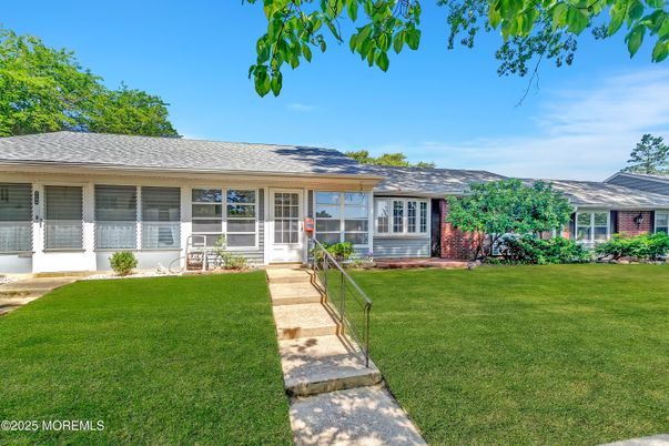 Exterior, Facade, Ranch