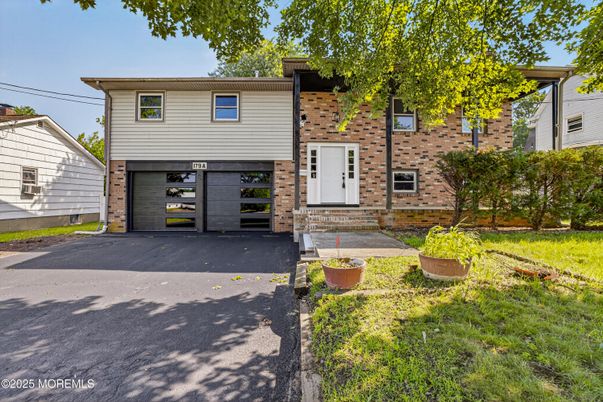 Attached, Exterior, Facade, Brick Facade, Split Level