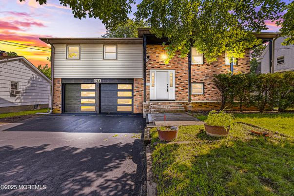 Attached, Exterior, Facade, Brick Facade, Split Level