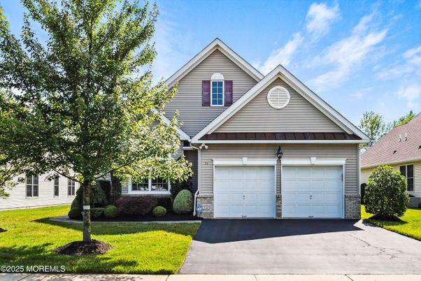 Attached, Exterior, Facade, American Craftsman