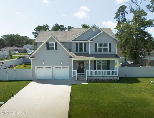 Attached, Exterior, Facade, Farmhouse
