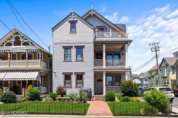 Exterior, Facade, Queen Anne Victorian