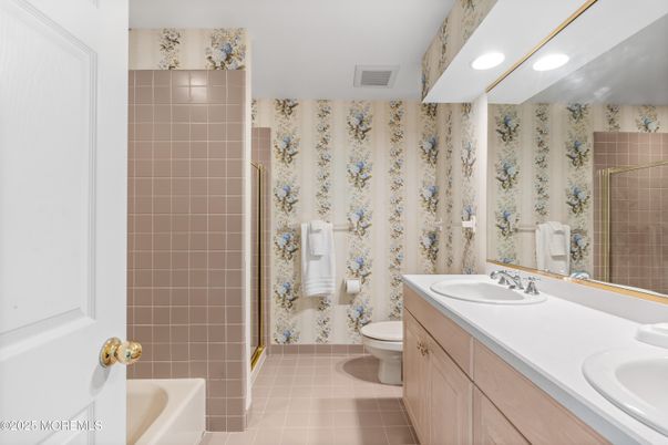 Bathroom, Dual Sink Vanities, Interior, Recessed Lighting
