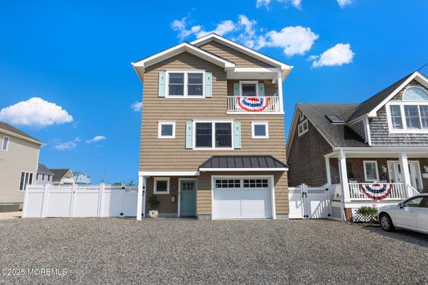 Attached, Exterior, Facade, American Craftsman