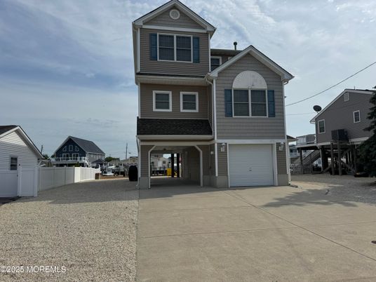 Attached, Exterior, Facade, Split Level