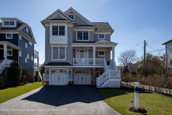 Attached, Exterior, Facade, Queen Anne Victorian