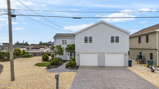 Attached, Exterior, Facade, Raised Ranch