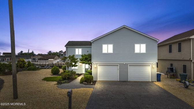Attached, Exterior, Facade, Split Level