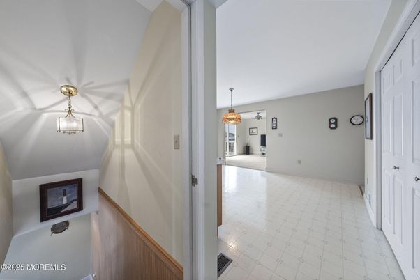 Empty room, Interior, Pendant Lights