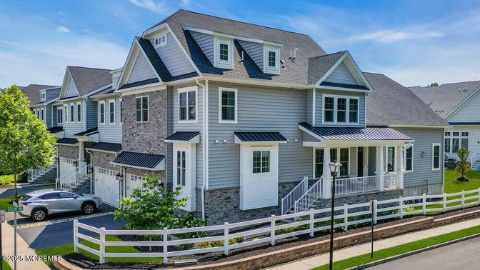 Attached, Exterior, Facade, Queen Anne Victorian