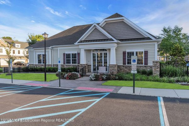 Exterior, Facade, Ranch