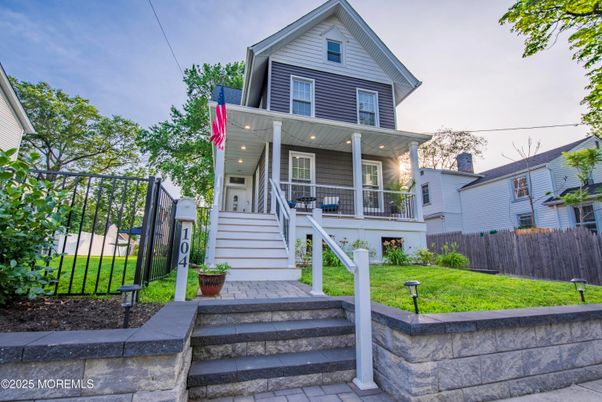 Exterior, Facade, Queen Anne Victorian