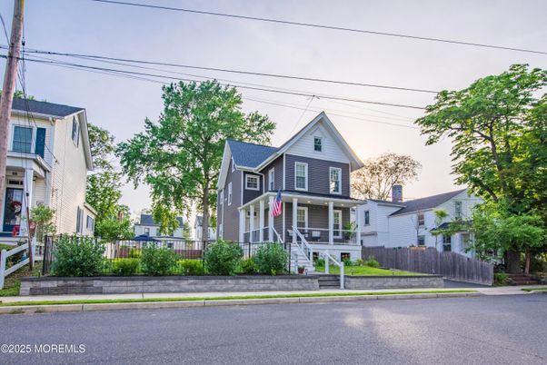 Exterior, Facade, Queen Anne Victorian