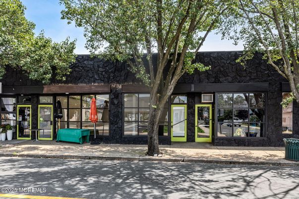 Exterior, Facade, Modern