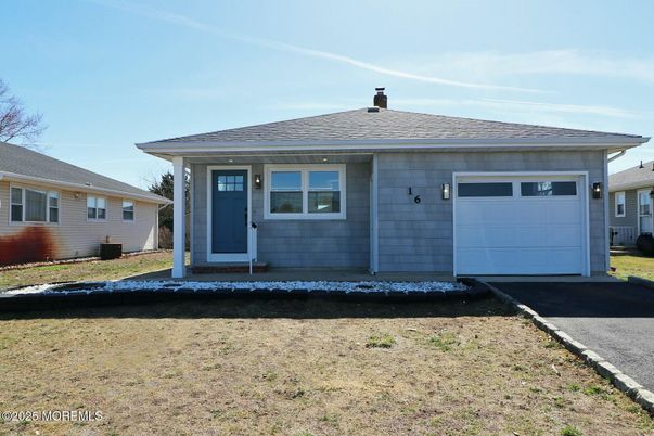 Attached, Exterior, Facade, Ranch