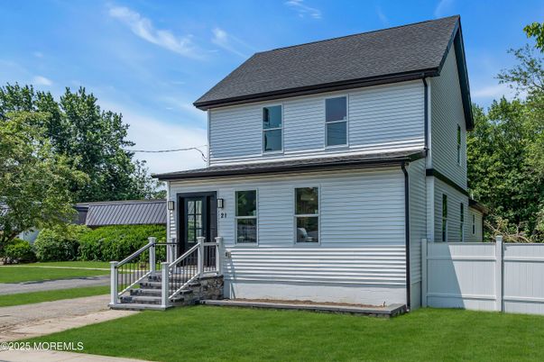Exterior, Facade, American Foursquare