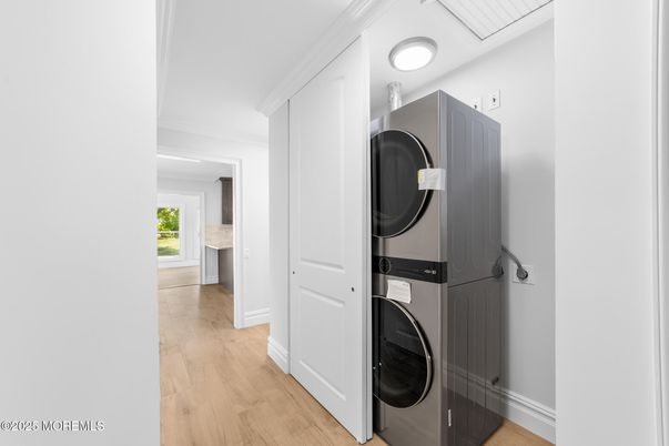 Interior, Utility Closets, Washer, Wood Texture Flooring