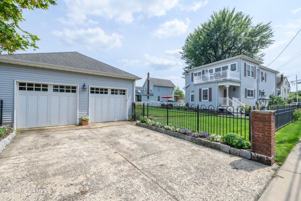 Attached, Exterior, Facade, Cape Cod