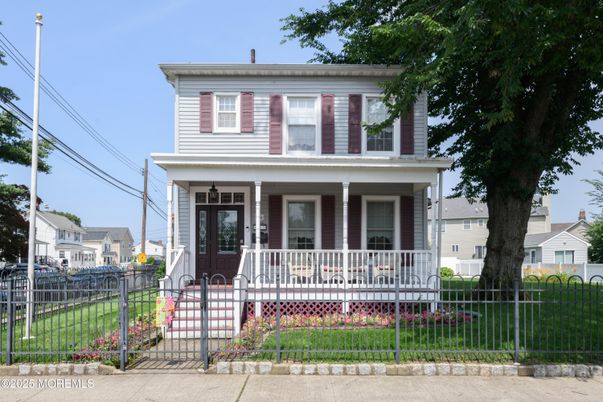 Exterior, Facade, American Foursquare