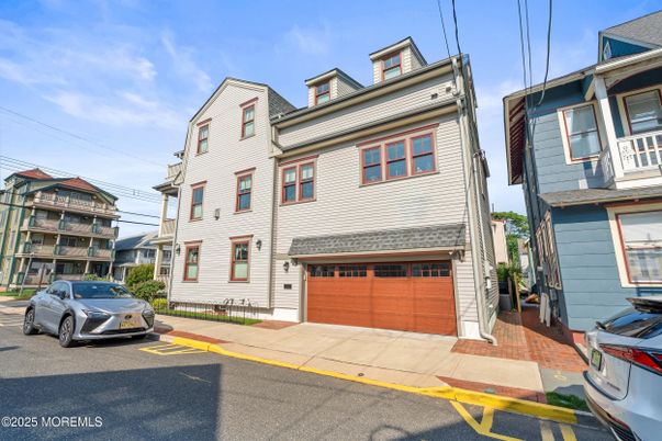 Attached, Exterior, Facade, Rowhouse