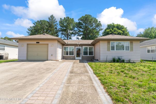 Attached, Exterior, Facade, Ranch