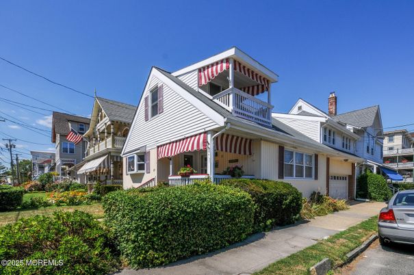Attached, Exterior, Facade, Queen Anne Victorian