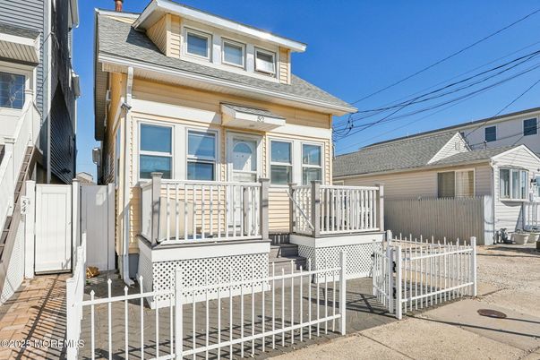 Exterior, Facade, American Foursquare