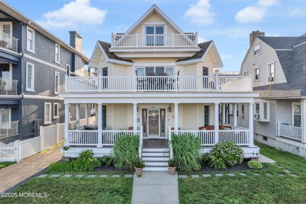 Exterior, Facade, Queen Anne Victorian