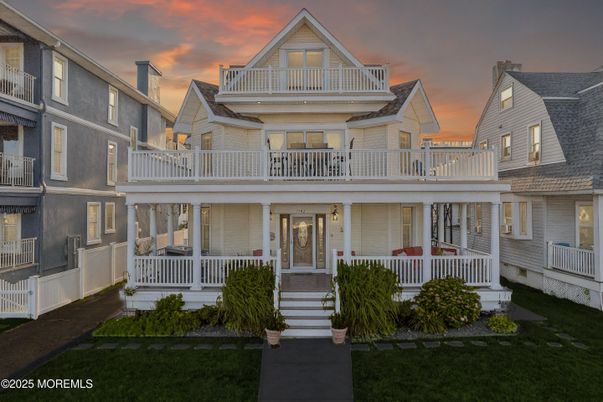 Exterior, Facade, Queen Anne Victorian