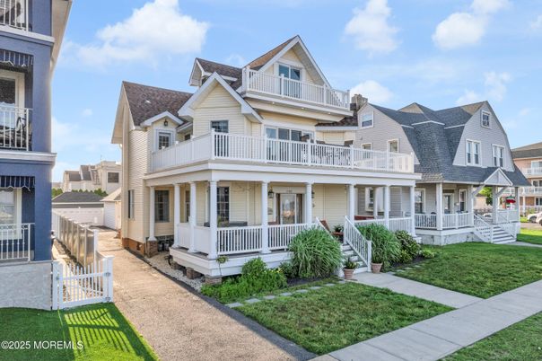 Exterior, Facade, Queen Anne Victorian