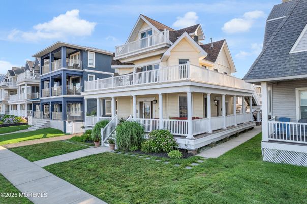 Exterior, Facade, Queen Anne Victorian