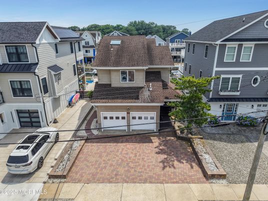 Attached, Exterior, Facade, Rowhouse