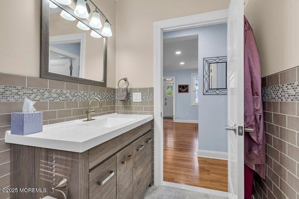 Bathroom, Interior, Recessed Lighting, Wood Texture Flooring