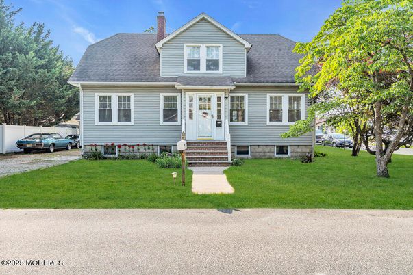 Exterior, Facade, Cape Cod