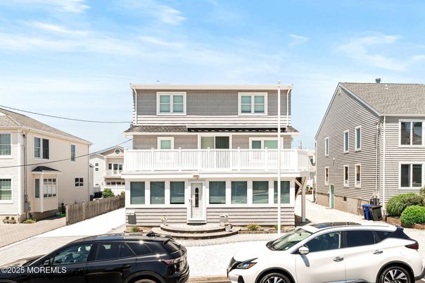 Exterior, Facade, American Foursquare