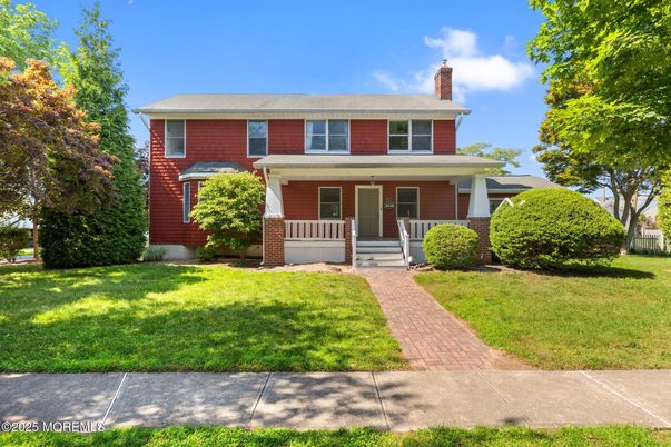 Exterior, Facade, Brick Facade, American Foursquare