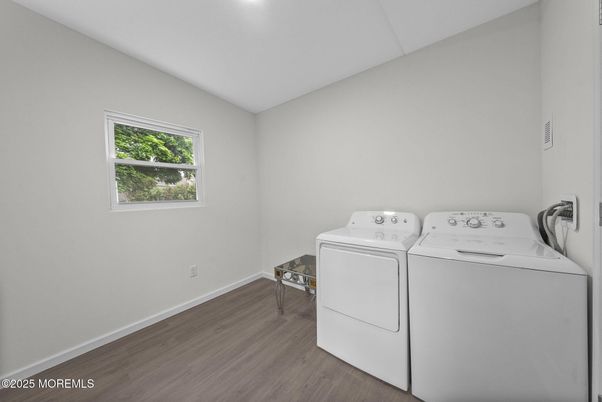 Interior, Recessed Lighting, Washer, Wood Texture Flooring
