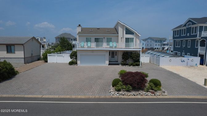 Attached, Exterior, Facade, Farmhouse