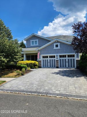 Attached, Exterior, Facade, American Craftsman