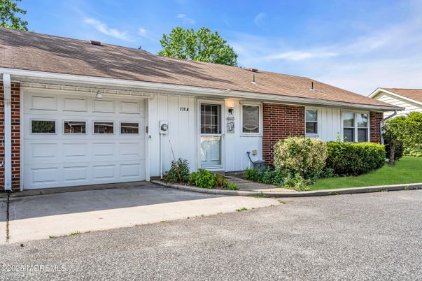 Attached, Exterior, Facade, Brick Facade, Ranch