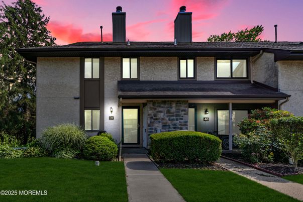 Exterior, Facade, Split Level