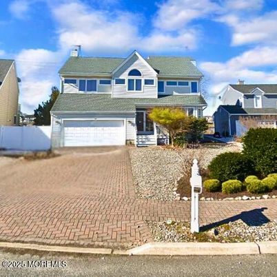 Attached, Exterior, Facade, Cape Cod