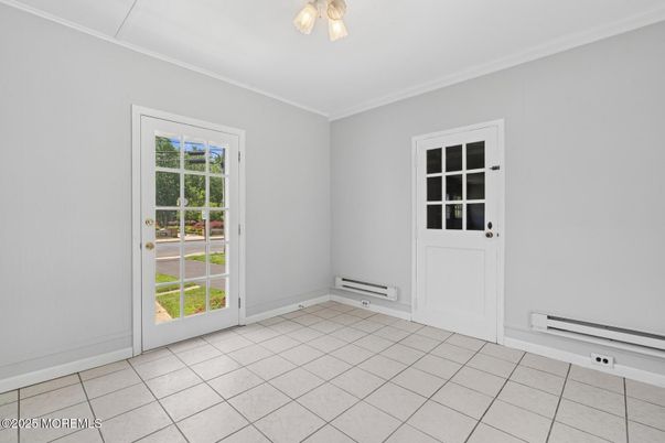 Empty room, Interior