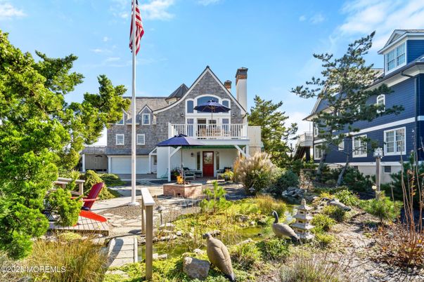 Attached, Backyard, Exterior, Facade, Queen Anne Victorian