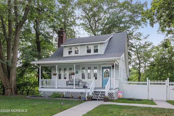 Exterior, Facade, American Foursquare